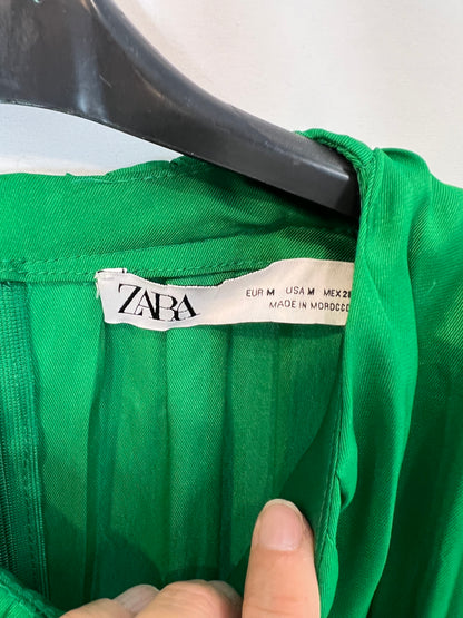 ZARA. Vestido midi verde plisado T.m