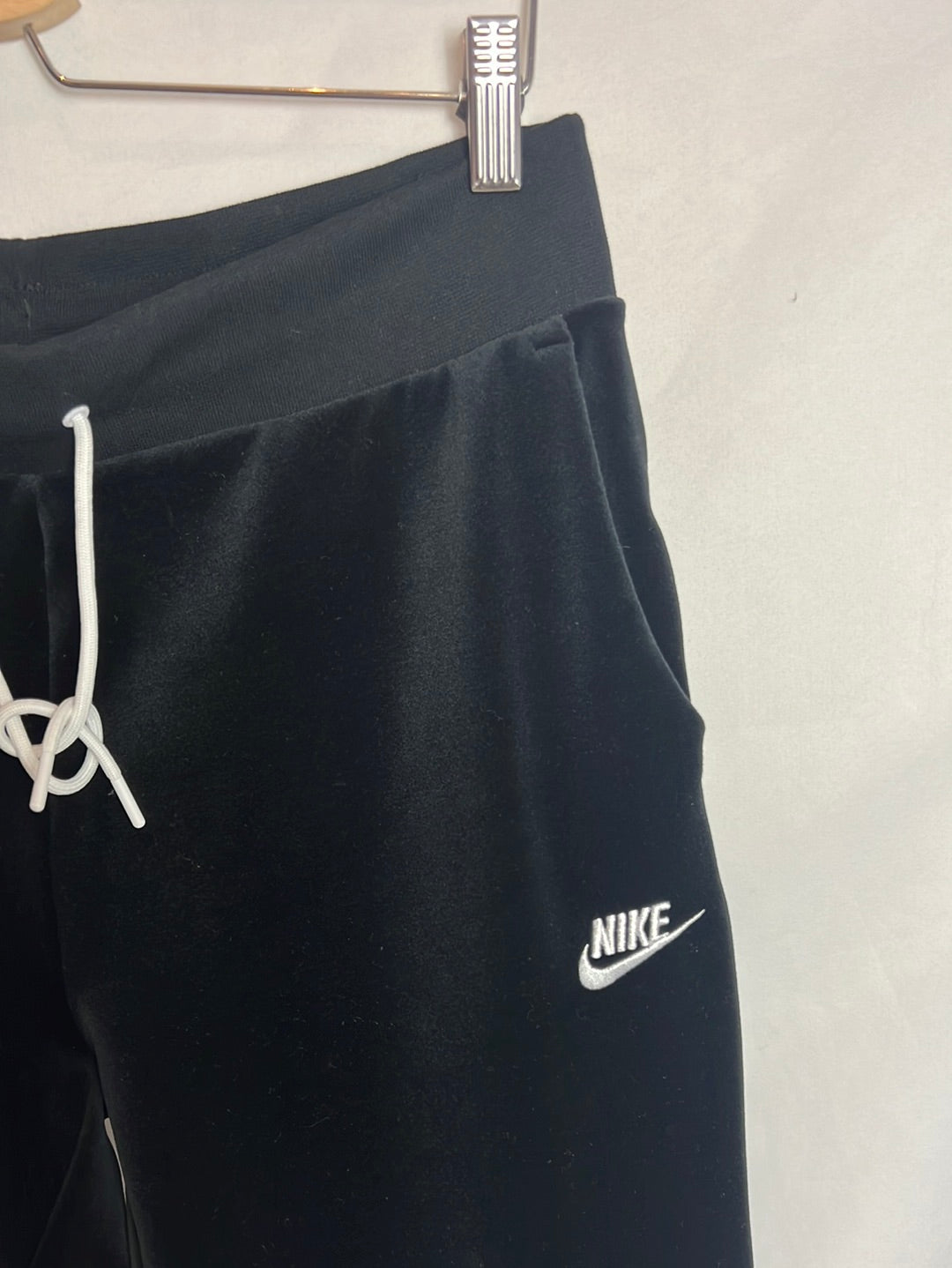 NIKE. Pantalón negro terciopelo . T M