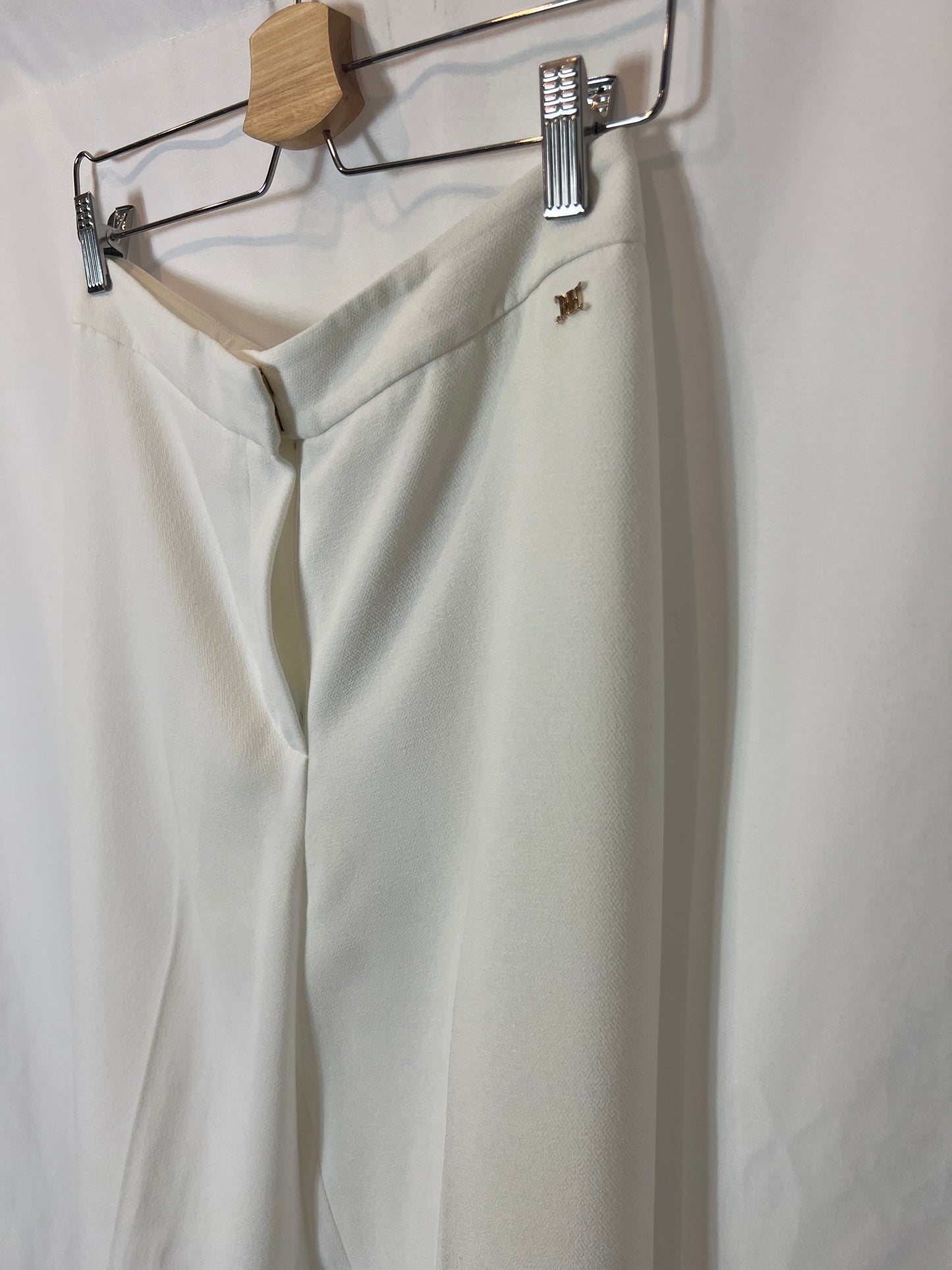 PEDRO DEL HIERRO. Pantalón blanco pinzas pata ancha. T 38