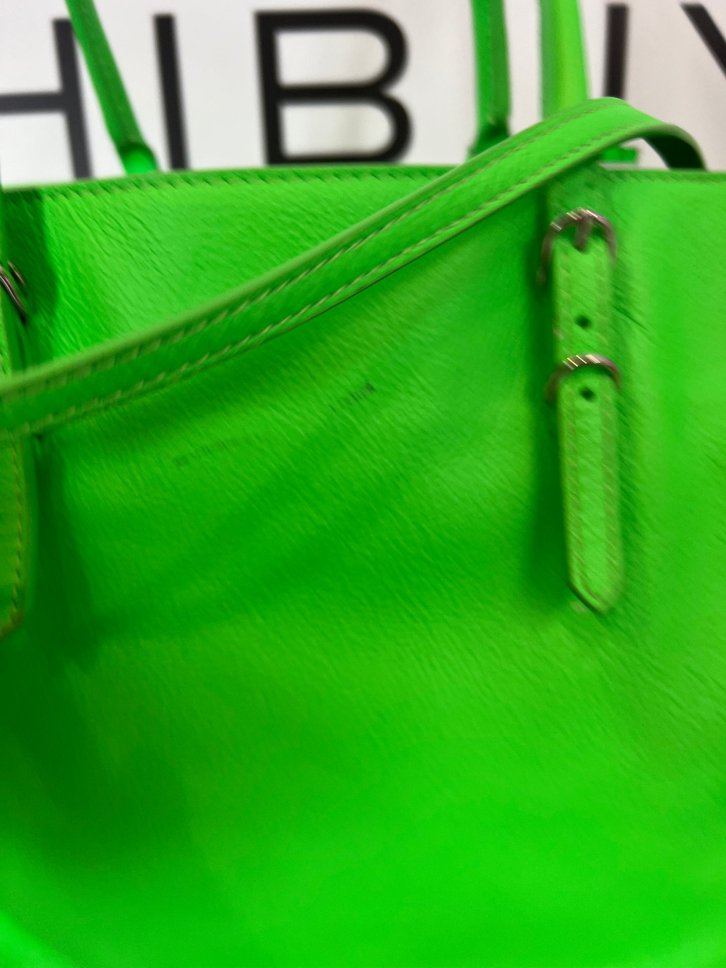 BALENCIAGA. Bolso piel verde