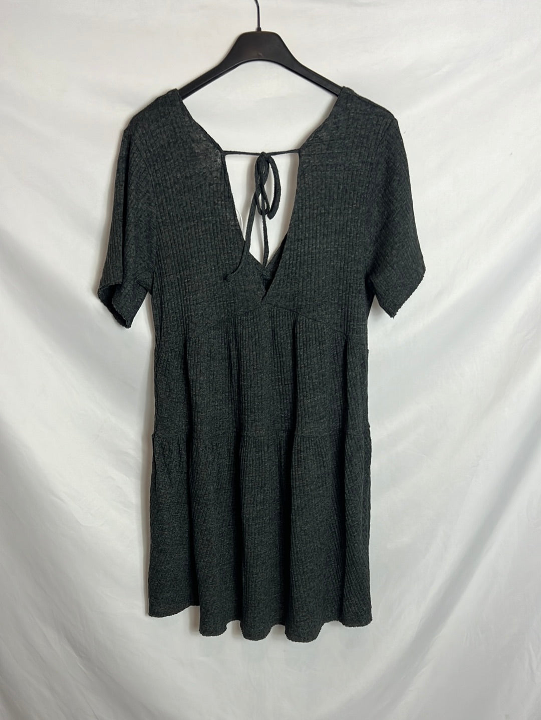 PULL&BEAR. Vestido corto gris canalé. T M