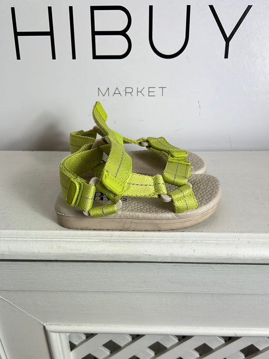 ZARA. Chanclas tiras verdes. T 22