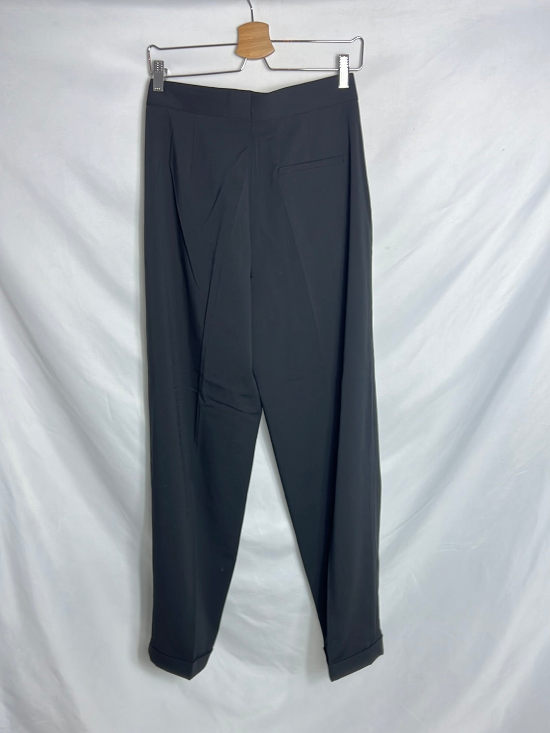 ZARA. Pantalón negro pinzas fluido. T 36