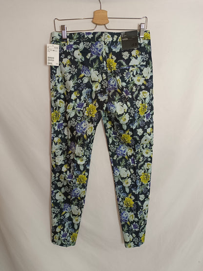 H&M. Pantalón azul flores T.38