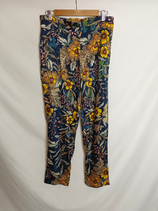 STRADIVARIUS.Pantalones fluidos estampados T.40