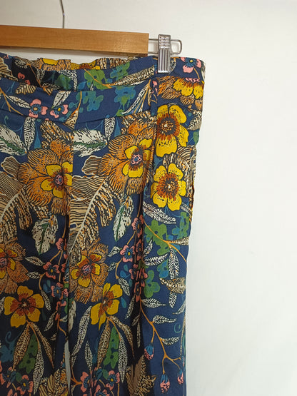 STRADIVARIUS.Pantalones fluidos estampados T.40