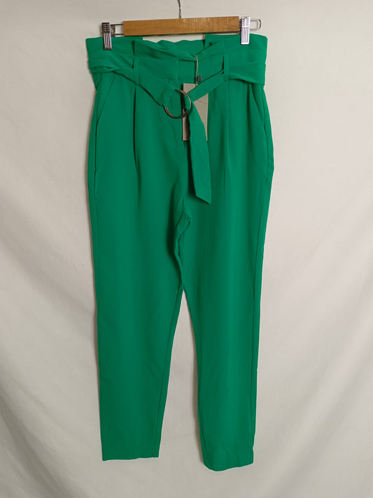 B.YOUNQ. Pantalón verde cinturón. T 34