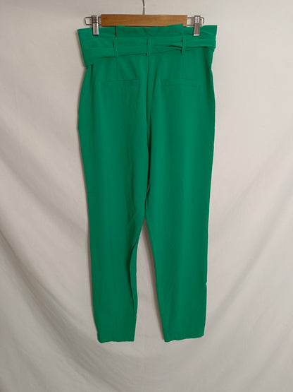 B.YOUNQ. Pantalón verde cinturón. T 34