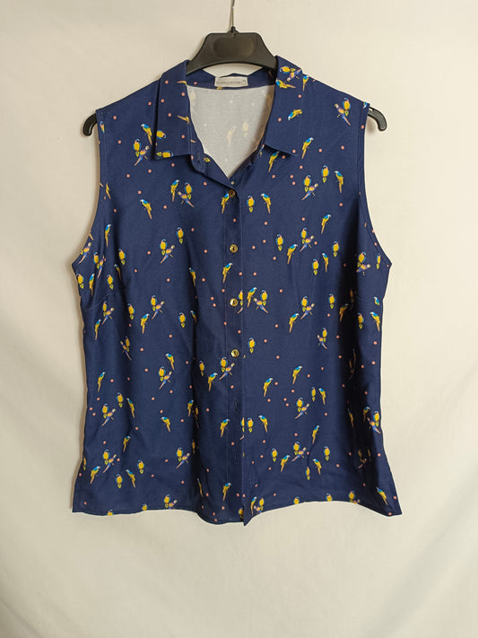 MARINA RIVERO. Blusa sin managas azul pajaros. . T 42