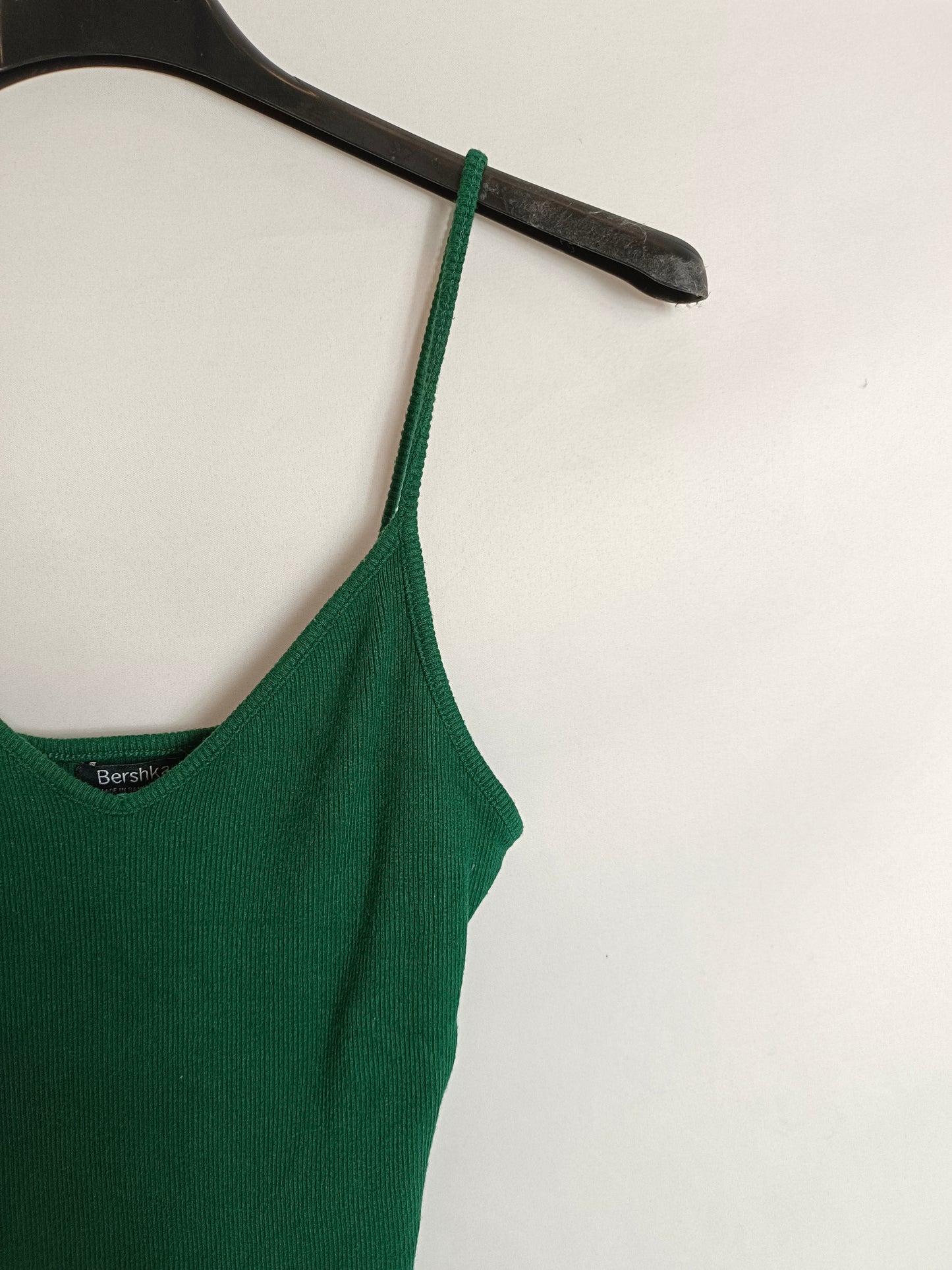 BERSRKA. Croptop verde canalé T.xs