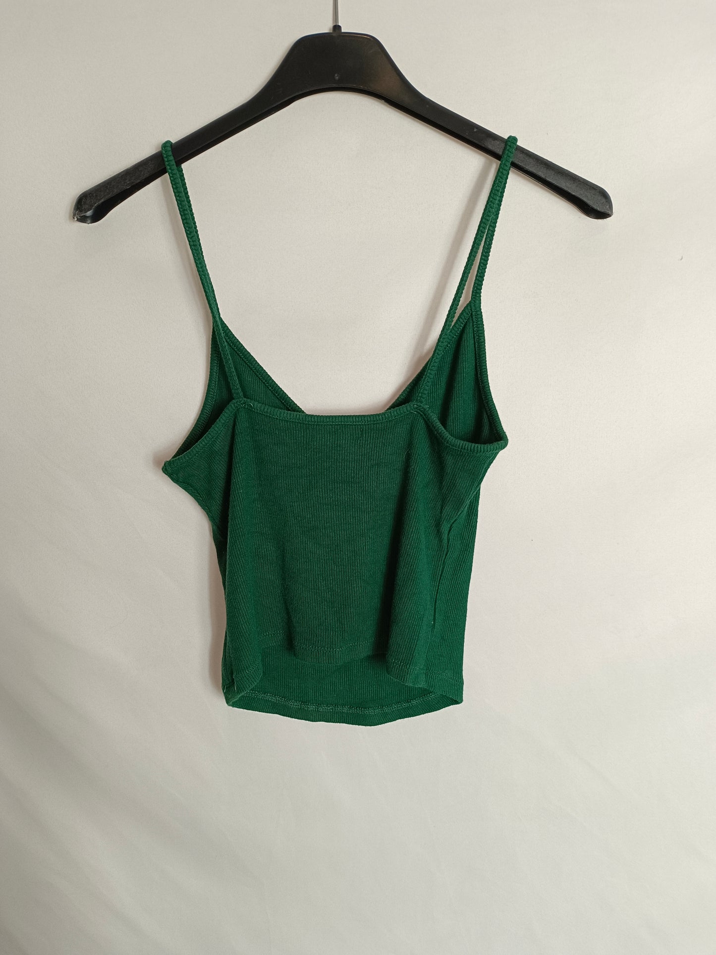 BERSRKA. Croptop verde canalé T.xs