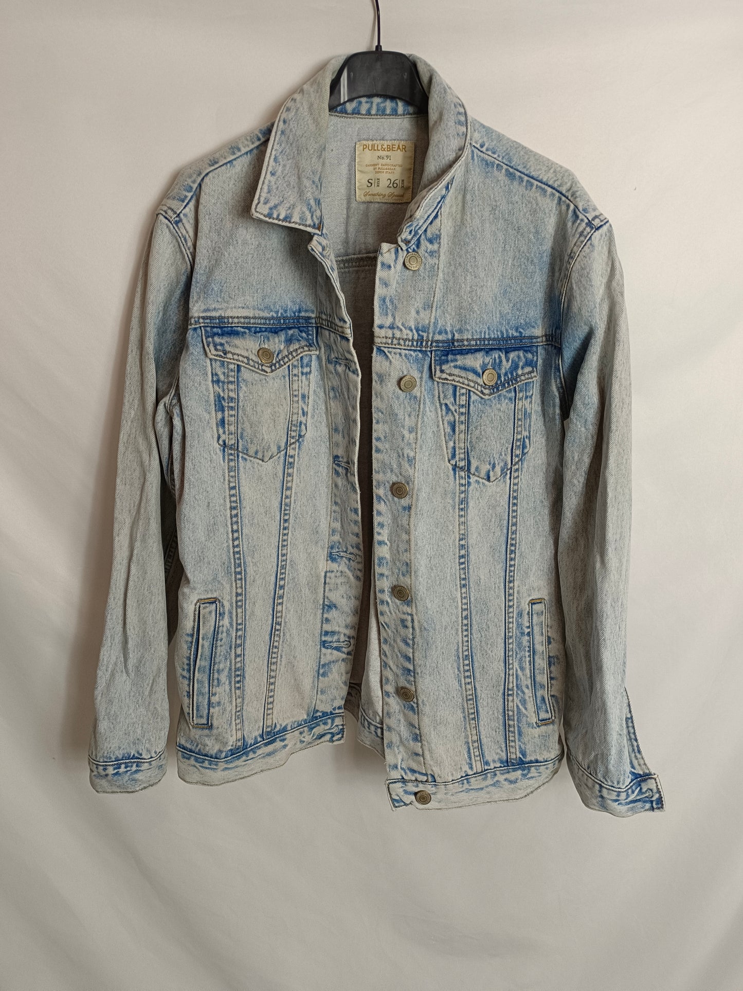 PULL&BEAR. Cazadora denim efecto desgastado T.s (tara)