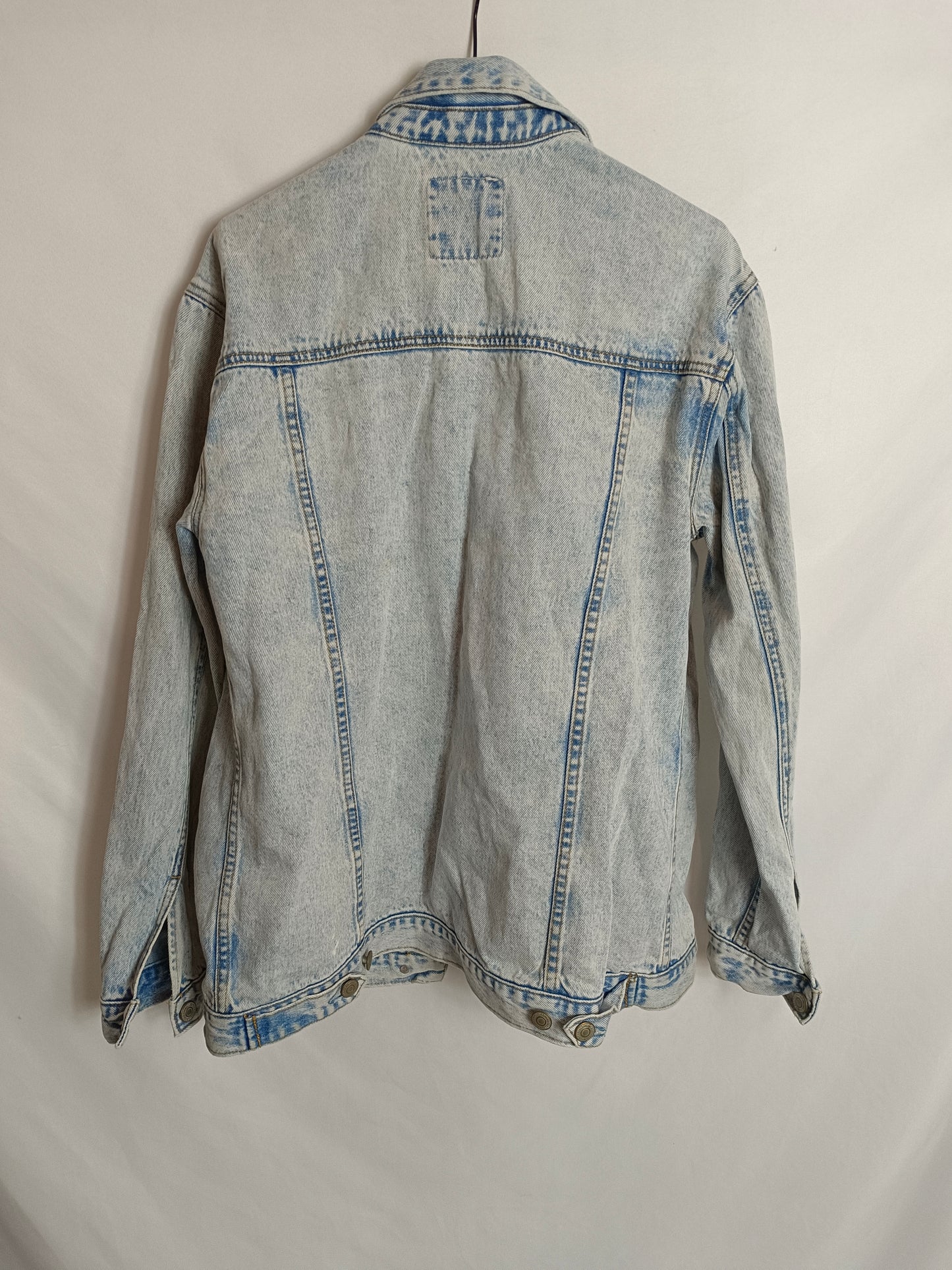 PULL&BEAR. Cazadora denim efecto desgastado T.s (tara)