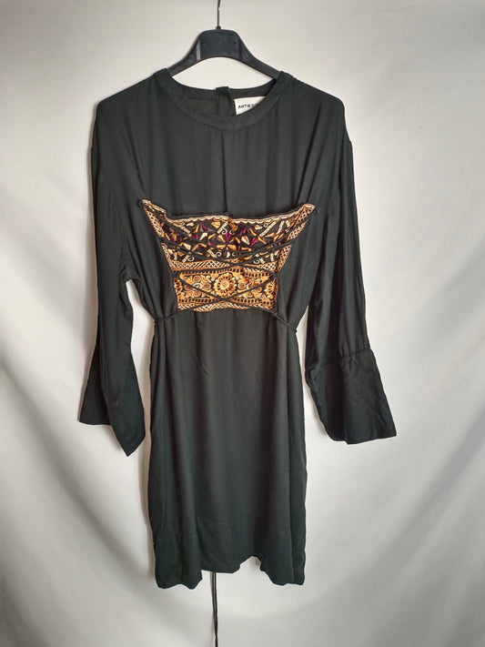 ANTIK BATIK. Vestido negro bordado T.S