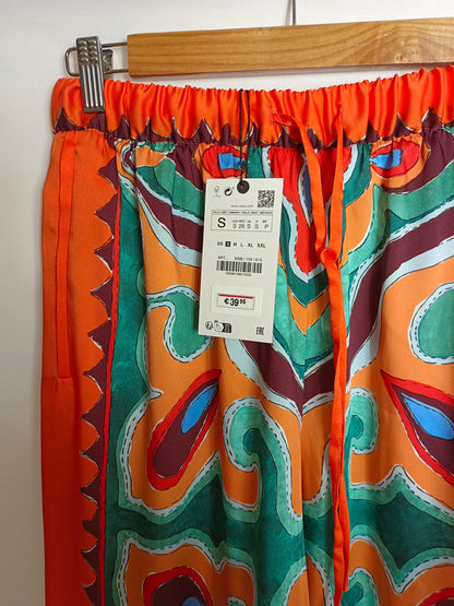 ZARA. Pantalón fluido estampado T.S