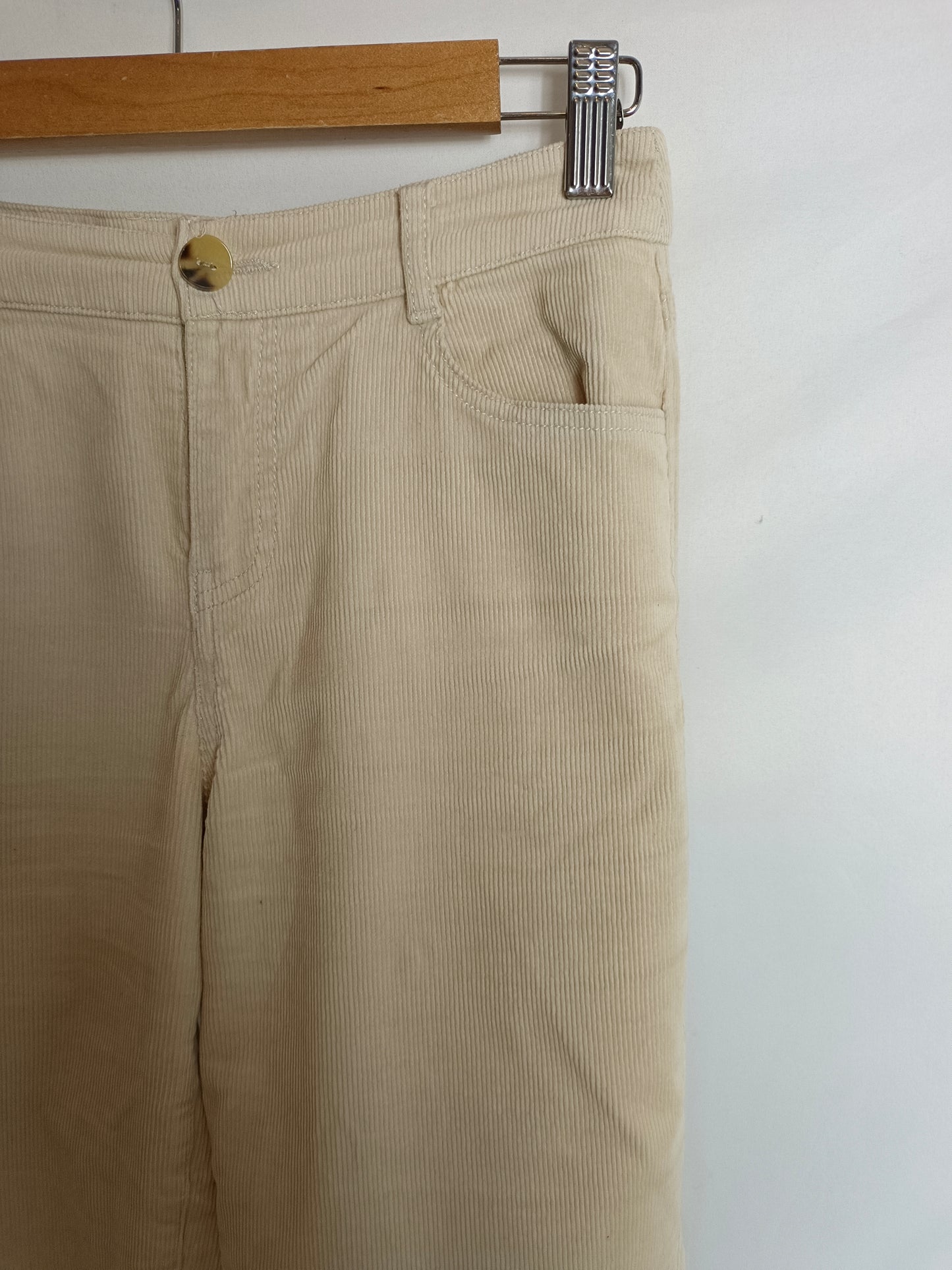 MANGO. Pantalón pana beige T.36