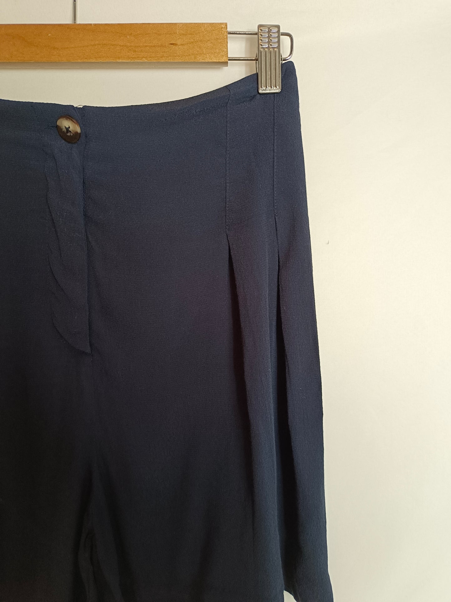 ZARA. Pantalón corto azul T.36