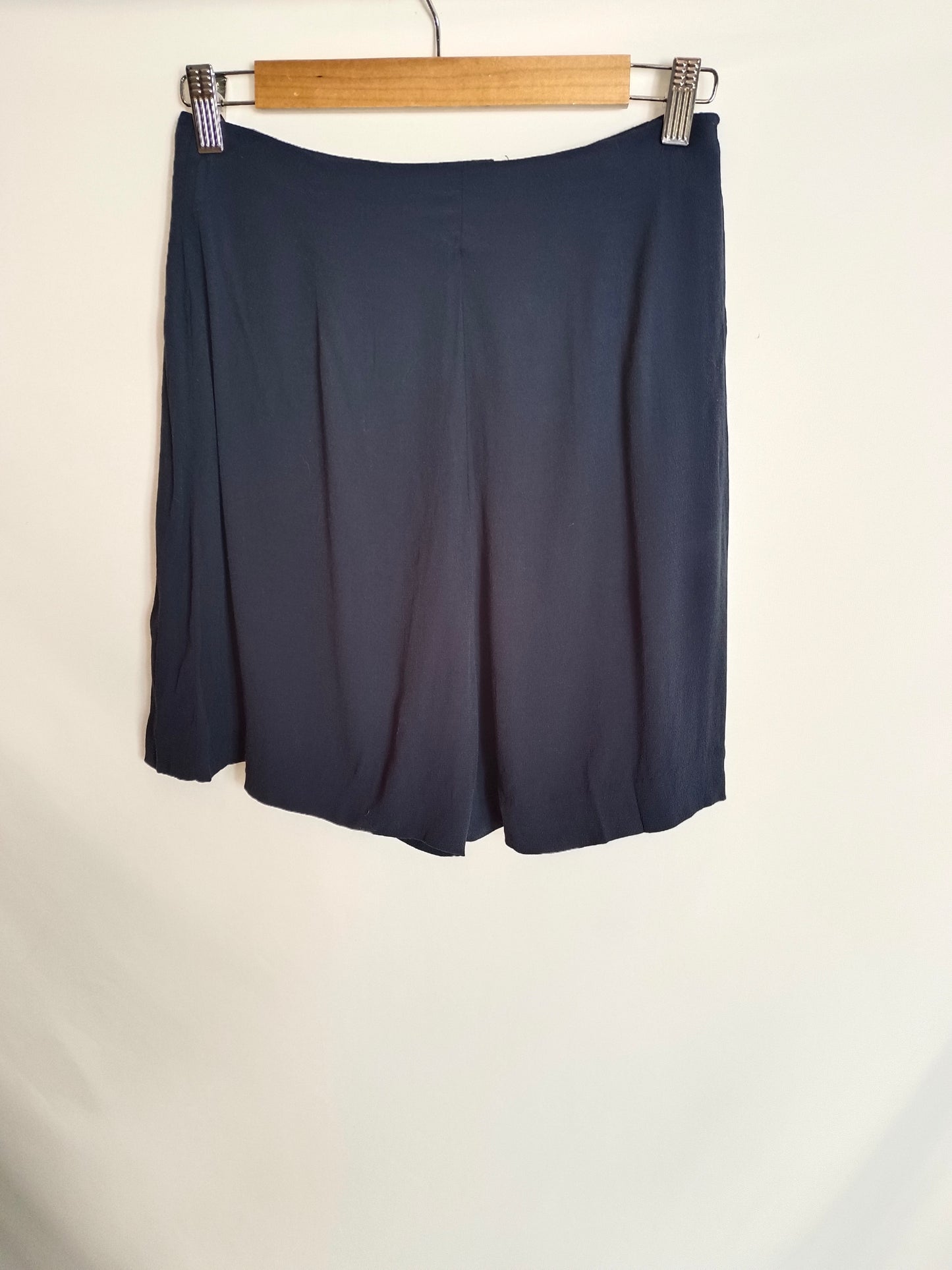 ZARA. Pantalón corto azul T.36