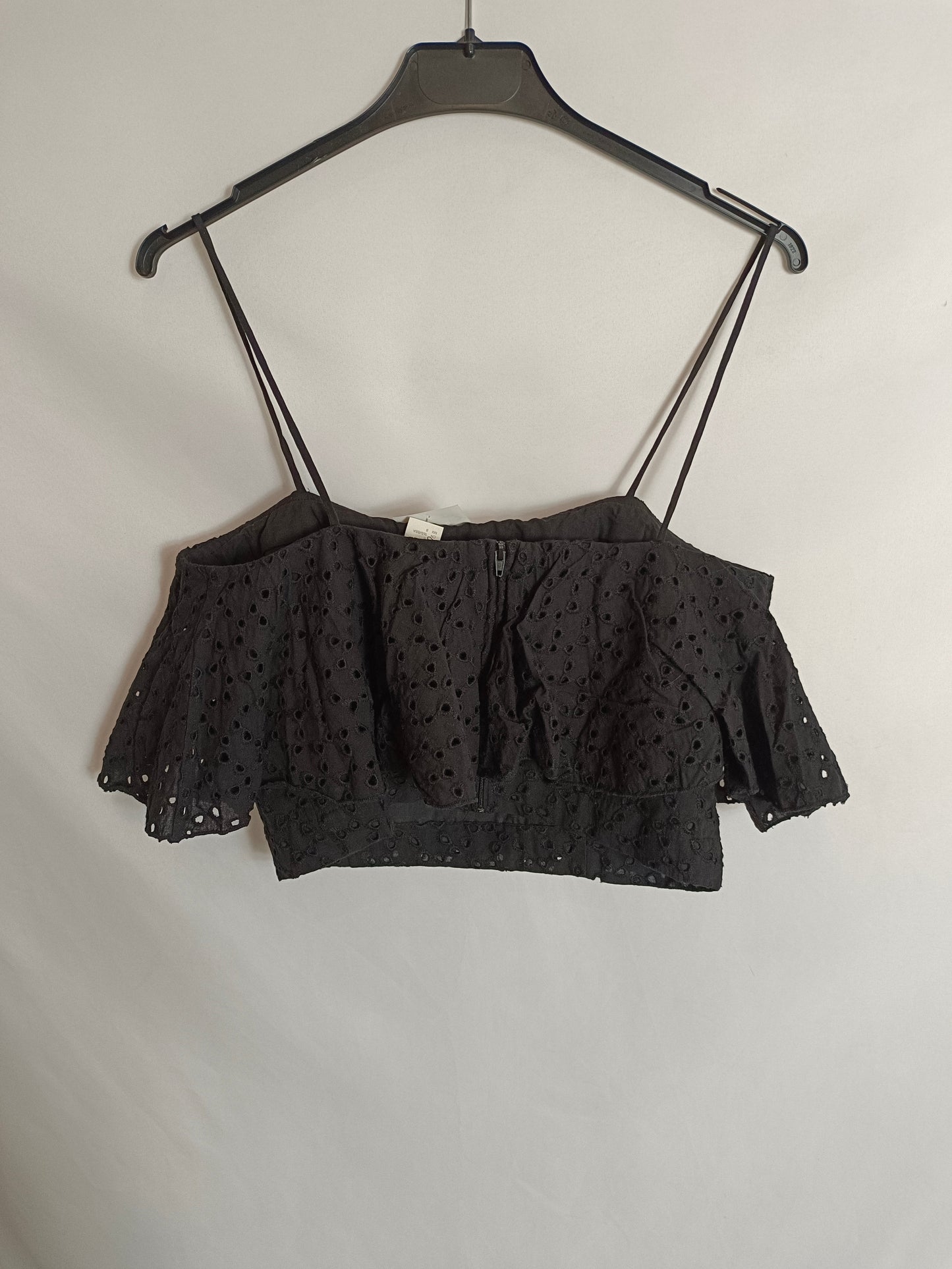 H&M. Croptop negro troquelado T.38