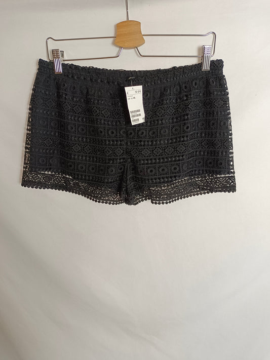 H&M. Shorts negro encaje T.m