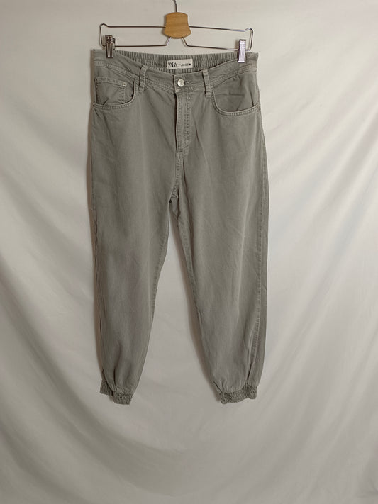 ZARA. Pantalón gogger gris T.l