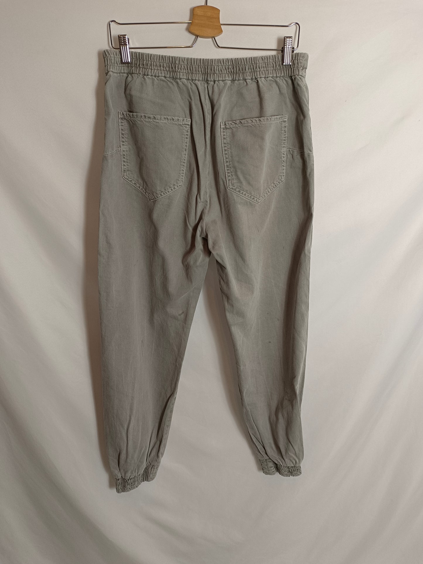 ZARA. Pantalón gogger gris T.l