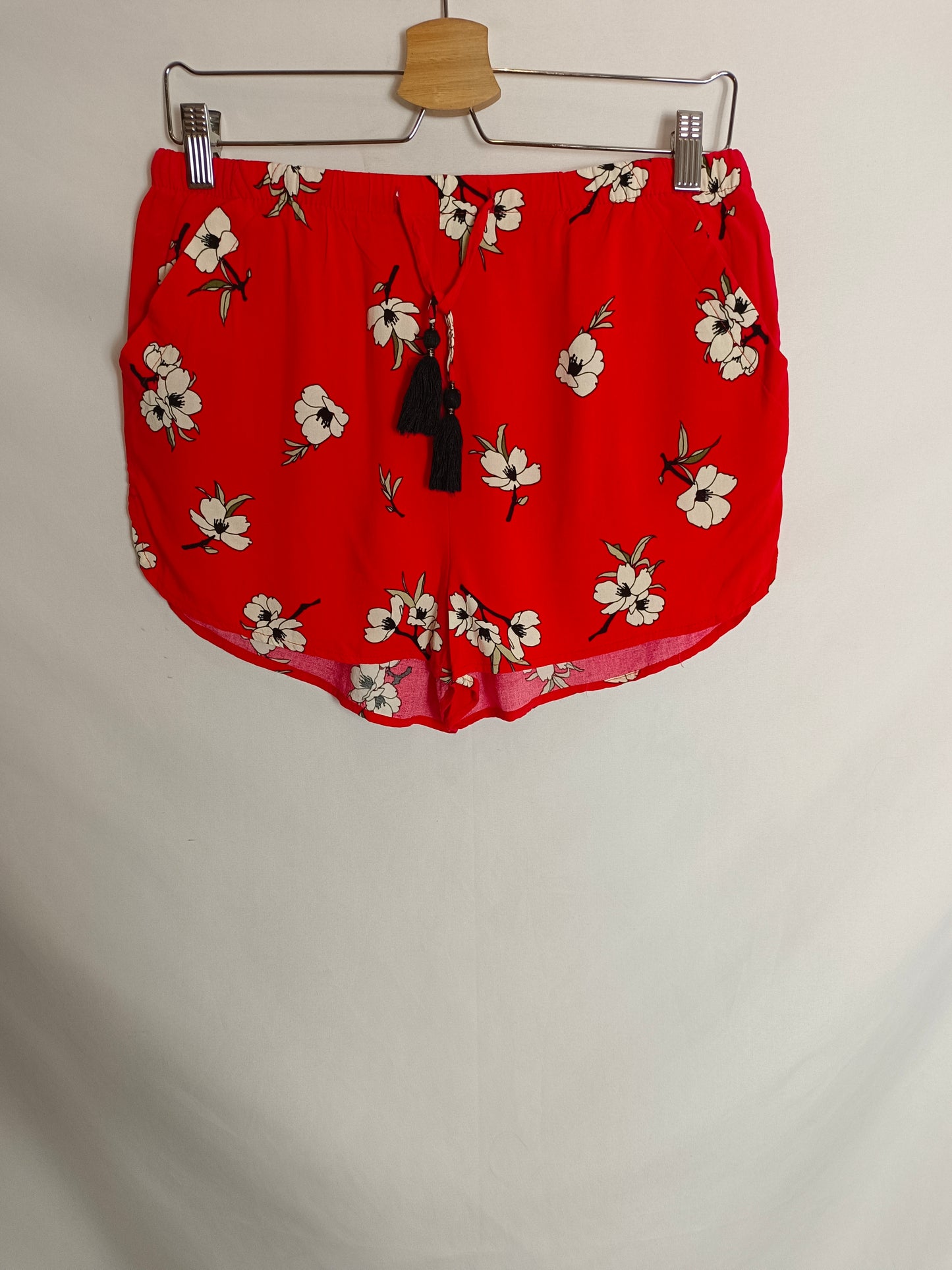 PRIMARK. Shorts rojo flores T.38