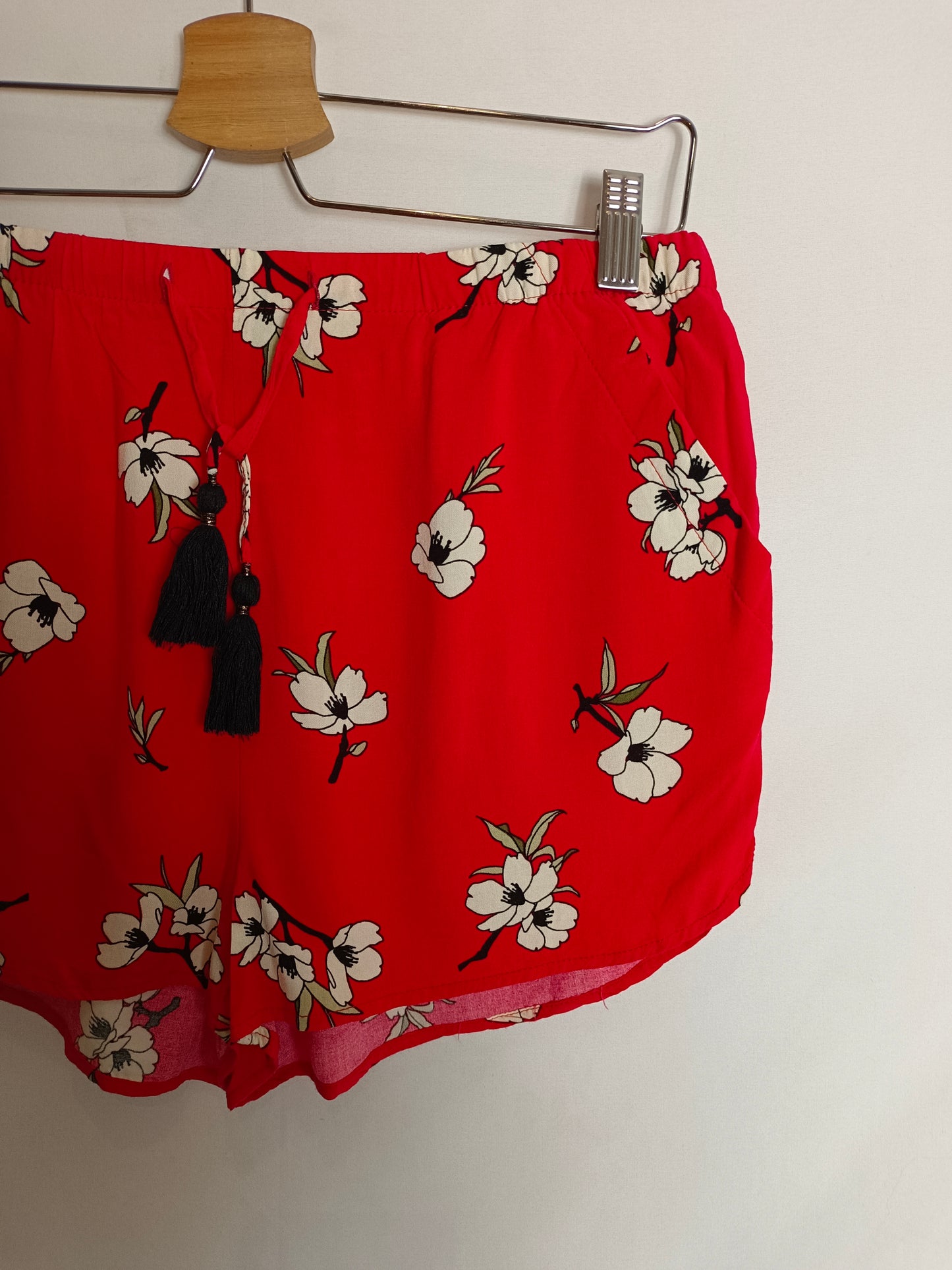 PRIMARK. Shorts rojo flores T.38