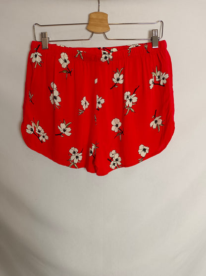 PRIMARK. Shorts rojo flores T.38