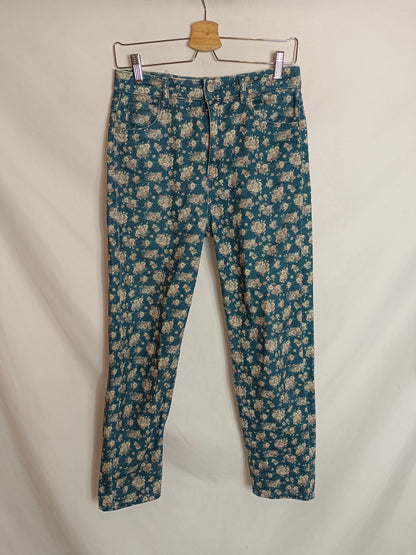 SFERA. Pantalón denim flores T.36