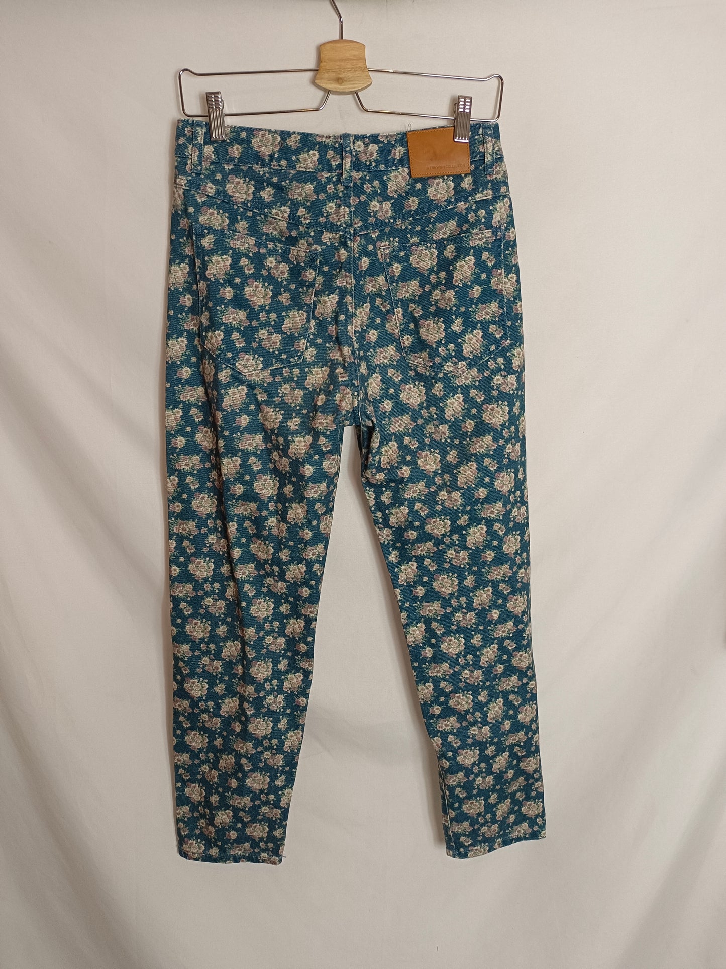 SFERA. Pantalón denim flores T.36