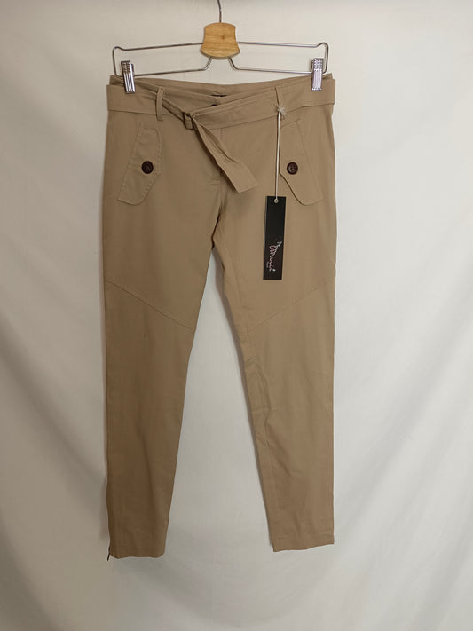 MANIA. Pantalón beige cinturón T.42