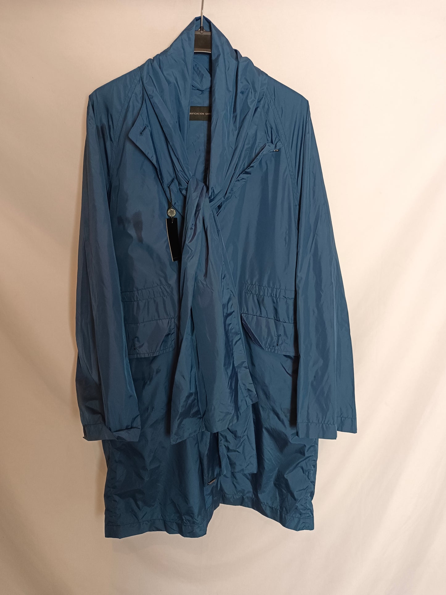 PURIFICACÍÓN GARCIA. Parka azul impermeable T.s