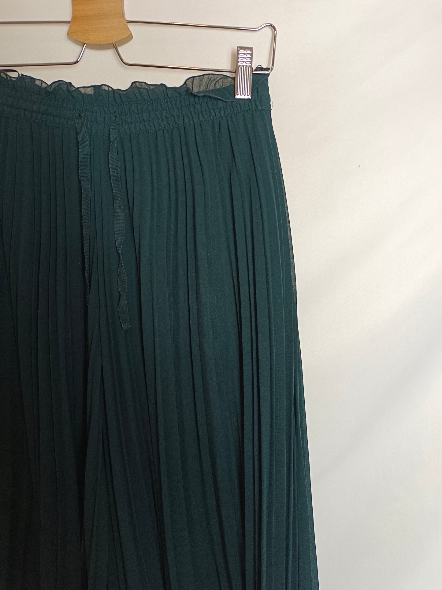 ZARA. Pantalón plisado verde T.s