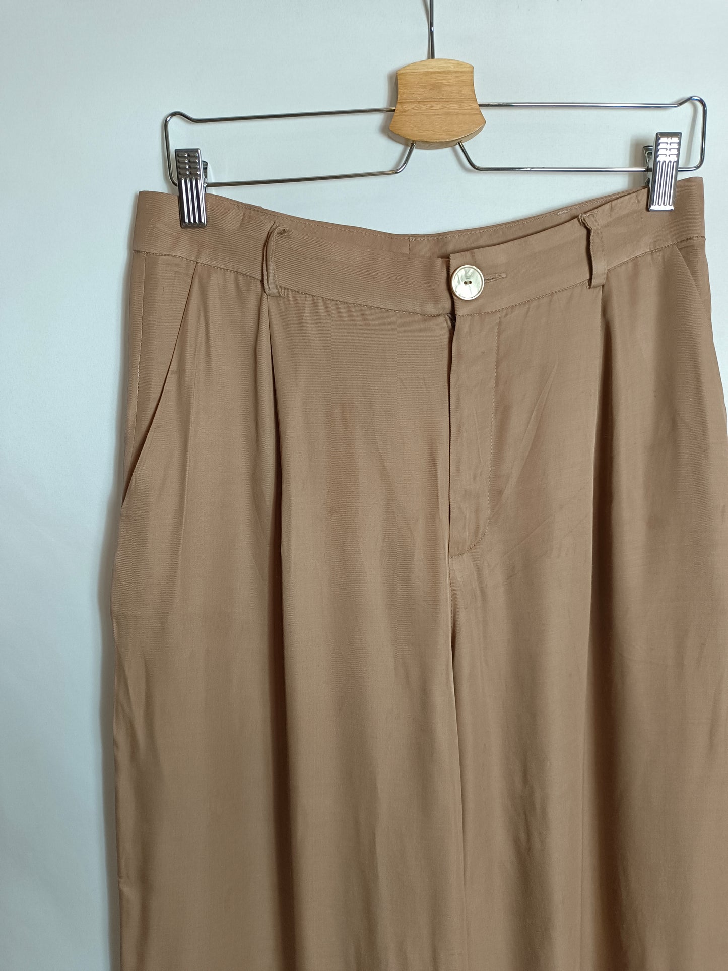 ZUBI. Pantalón fluido camel T.40