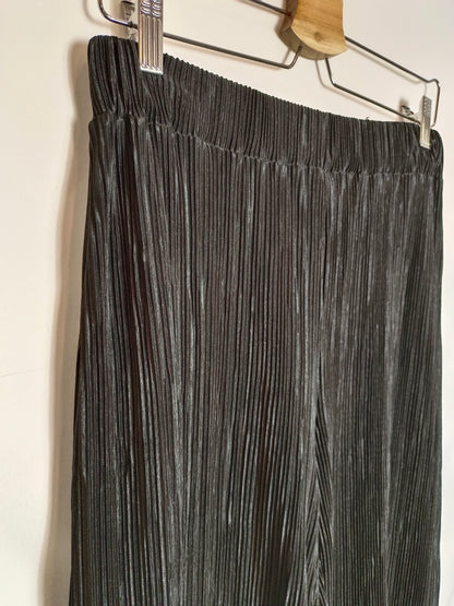 ZARA. Pantalón negro plisado T.m