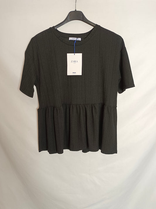 ZARA. Top negro canalé volante T.s