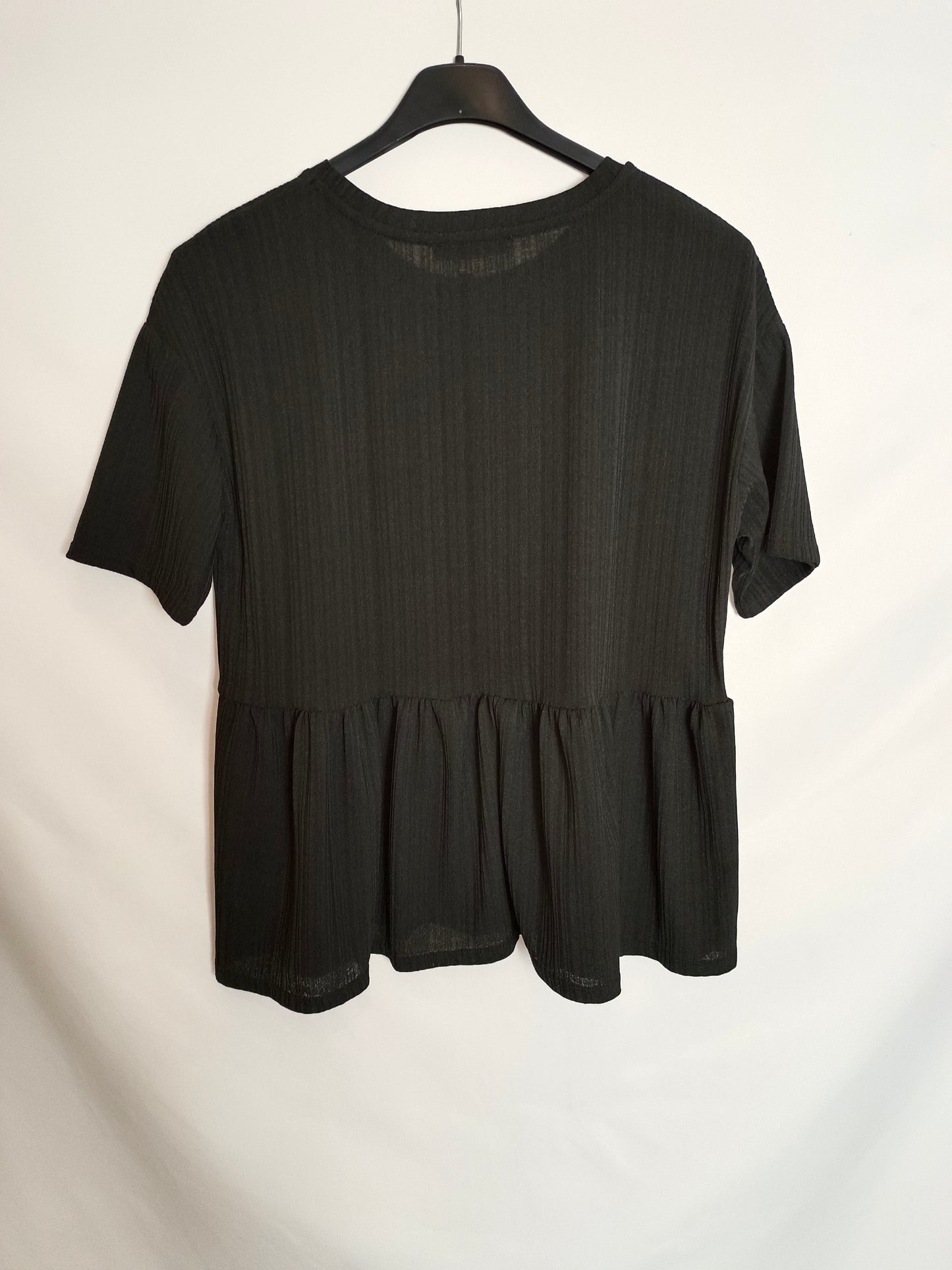 ZARA. Top negro canalé volante T.s