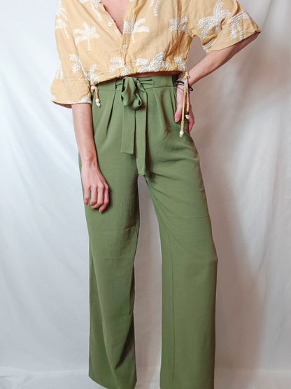 ZARA. Pantalón verde fluido pinzas. T S