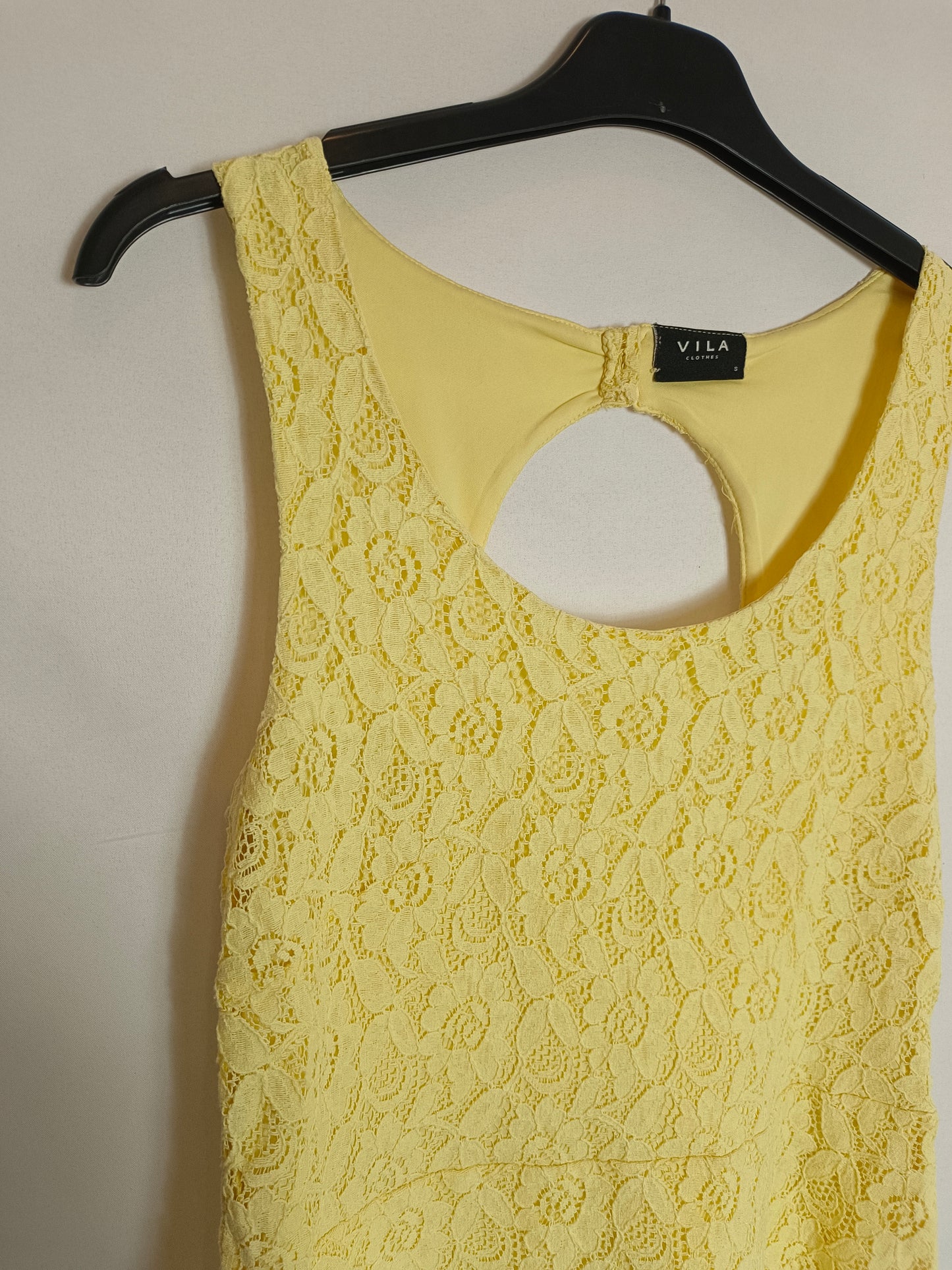 VILA. Vestido corto amarillo encaje. T S