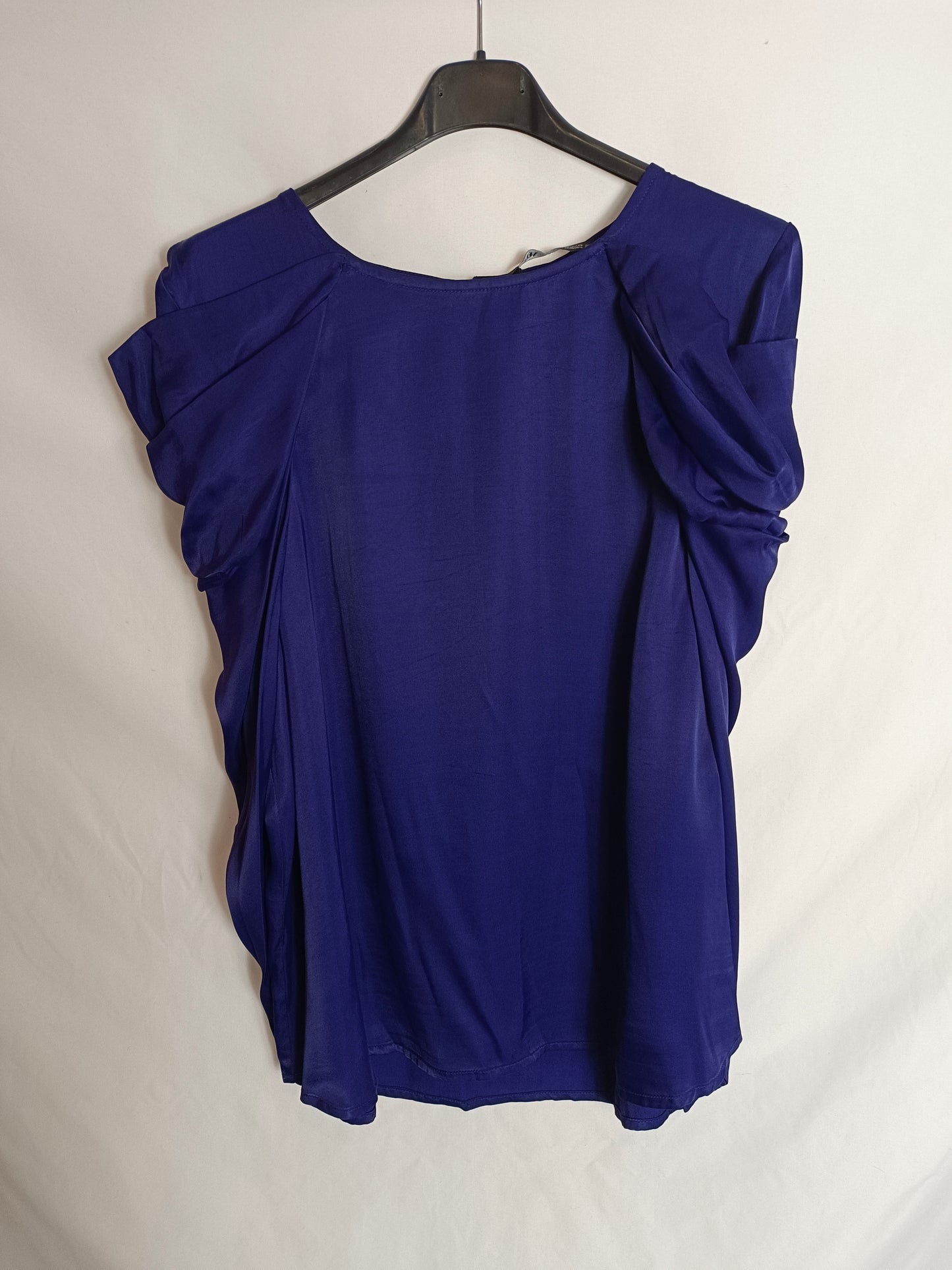 ZARA. Blusa morada hombros T.m