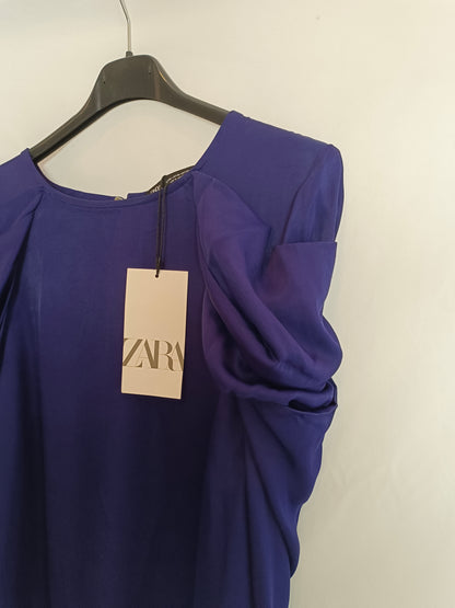 ZARA. Blusa morada hombros T.m