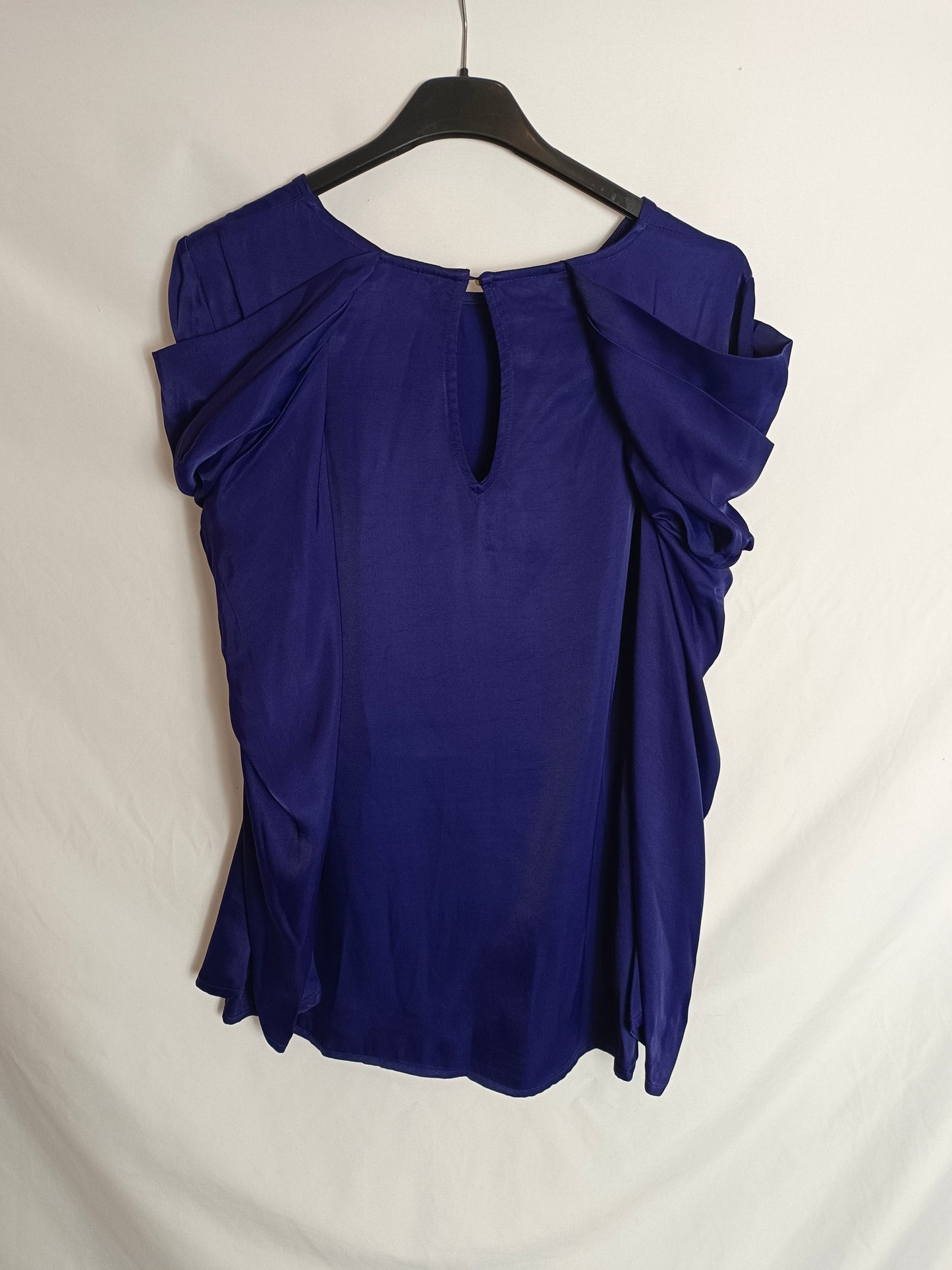 ZARA. Blusa morada hombros T.m