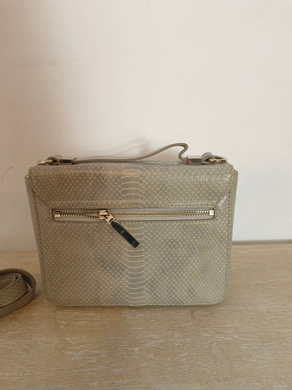 FRENCH CONECCTION. Bolso gris efecto piel