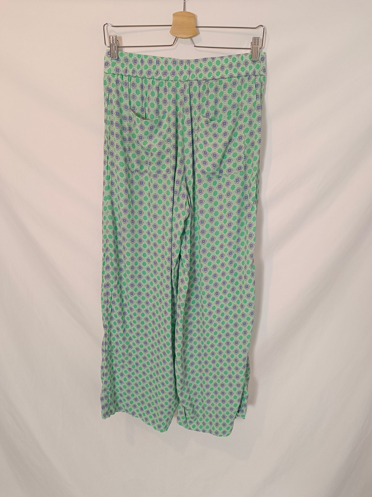 MANGO. Pantalón ancho verde estampado T.m