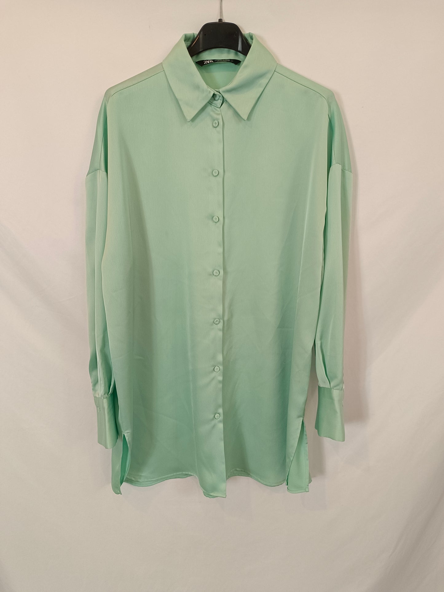 ZARA. Blusa verde satinado T.xs