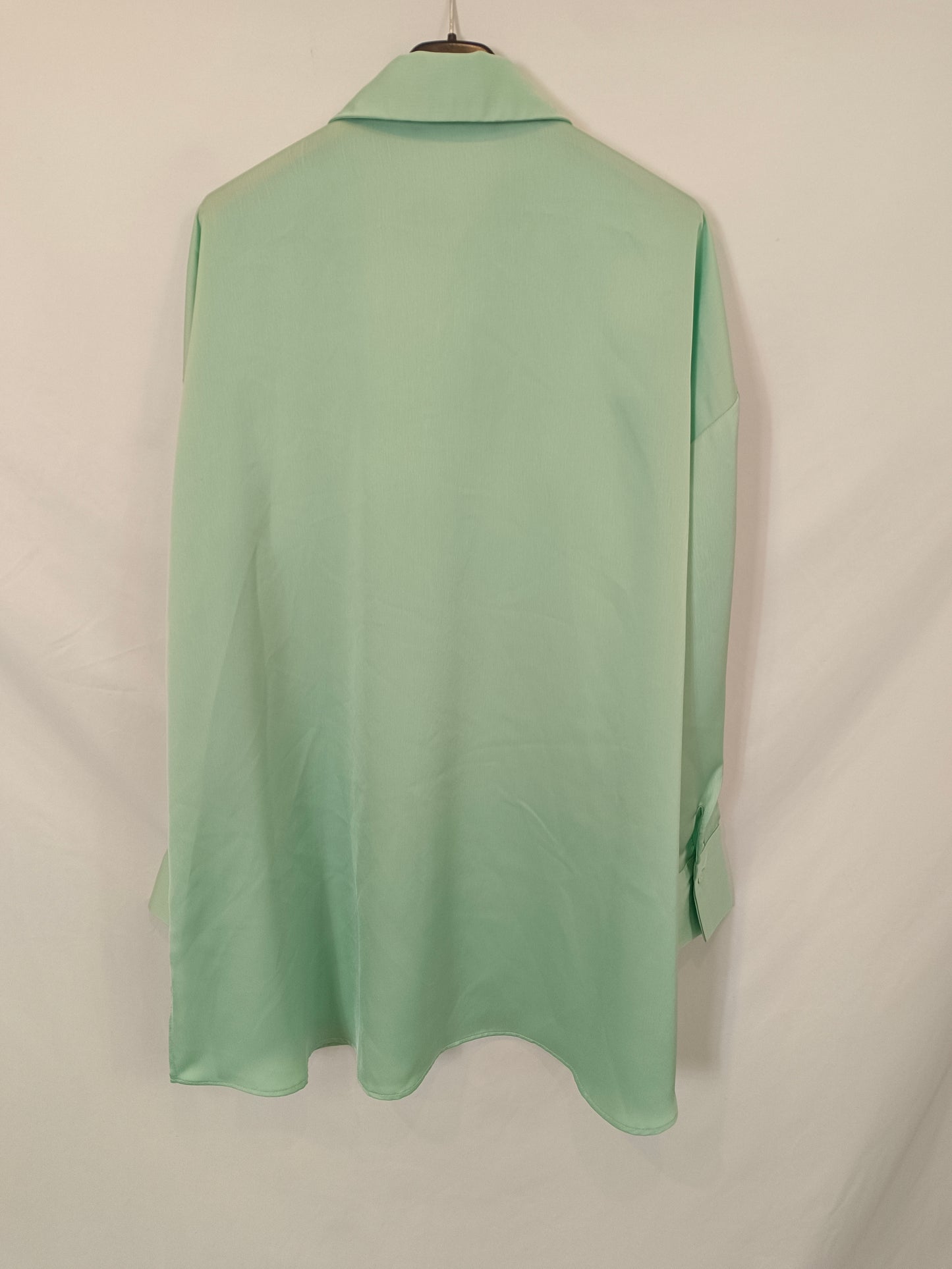 ZARA. Blusa verde satinado T.xs