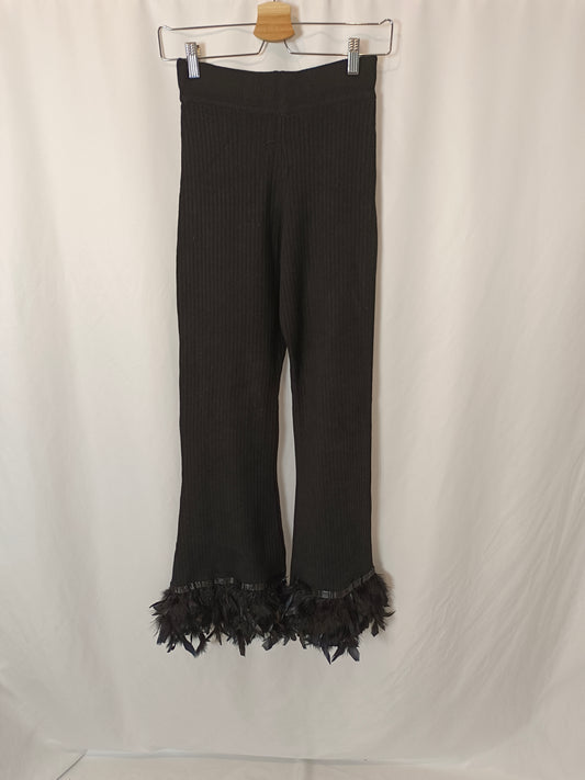 LUMINA. Pantalón negro canalé plumas Txs/s