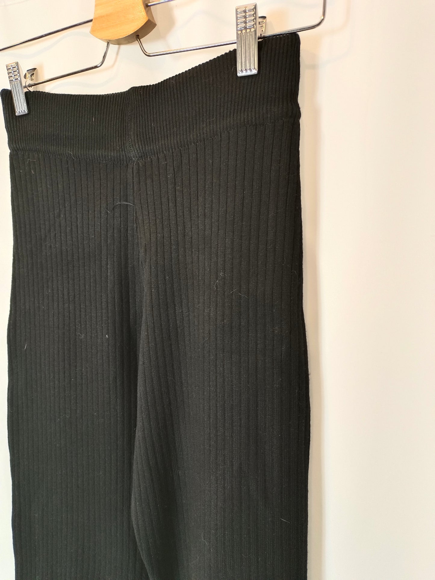 LUMINA. Pantalón negro canalé plumas Txs/s