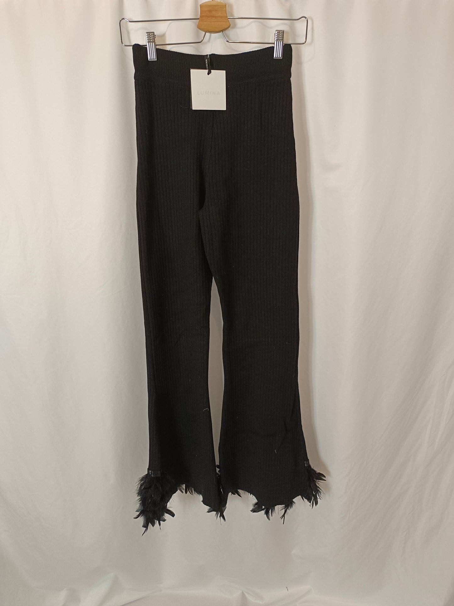 LUMINA. Pantalón negro canalé plumas Txs/s